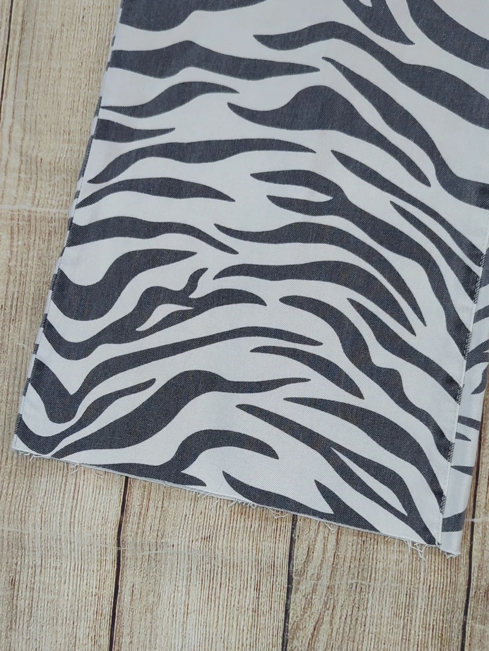 DAZE Zebra Print Wide Leg Raw Hem Jeans Size 30  new